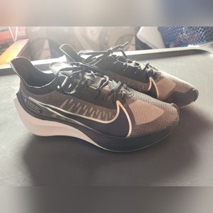 Nike Zoom Gravity Lightweight Running Shoe Worn 1-2 Times (Size 8.5) (C)